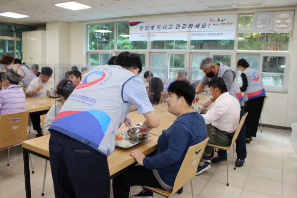 지난 16일 대덕구지역 내 장애인들을 위해 대덕구장애인종합복지관에서 사랑의 무료급식 봉사활동 모습