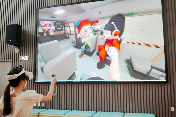 HMD 기기(머리 착용형 가상현실구현장치)로 접속해 사이버 어트랙션(교통안전체험)을 체험하고 있는 모습