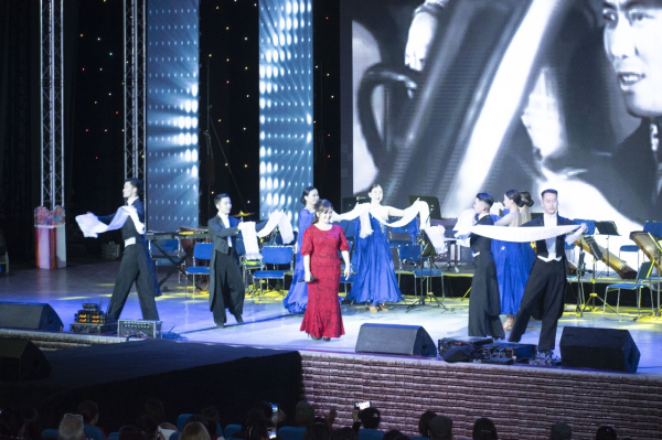 배재대 경영대학원에 재학 중인 몽골인 세라씨가 ‘코로나19 이제 끝! 한·몽 문화교류 다시 시작!“콘서트에서 공연을 하고 있다.