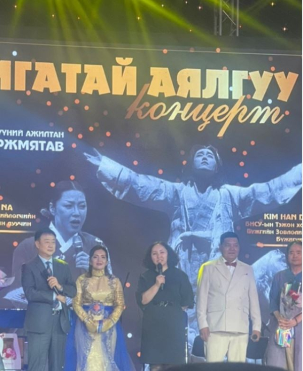 공연을 기획한 이재복 울란바토르 세종학당4 학당장(전 배재대 사무처장, 사진 맨왼쪽)과 세라(왼쪽 두번째)씨가 무대에 올라 인사를 하고 있다