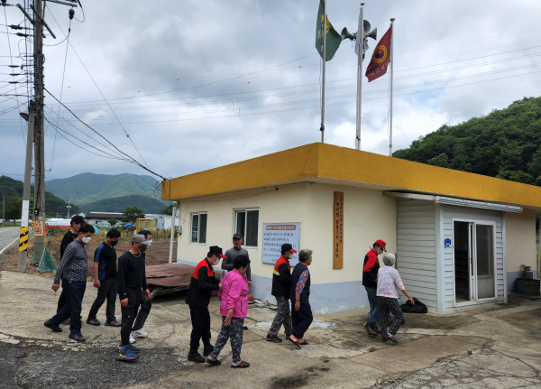 산사태 취약지역 인근 주민들이 대피장소인 마을회관으로 이동하는 모습