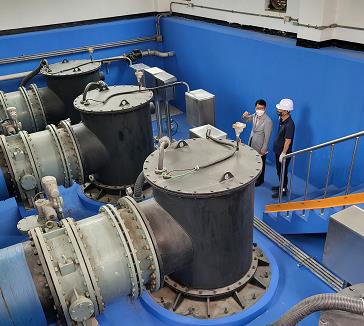 배수펌프장 점검 중인 사진 (좌측 구교학 건설도시국장)