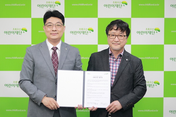 좌측부터) 최승인 초록우산어린이재단 대전지역본부장, 도학회 작가