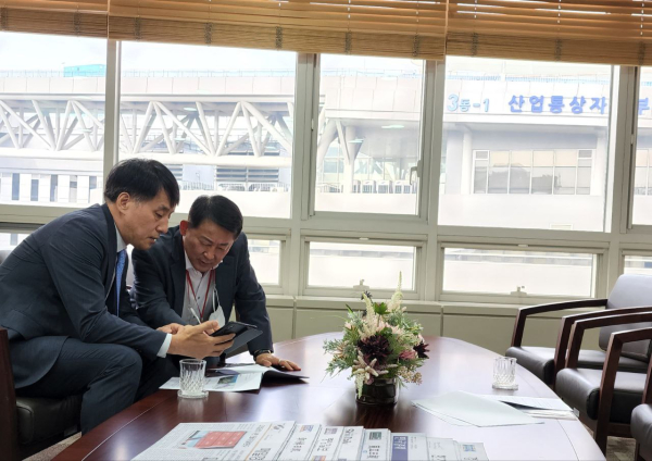 서철모 대전 서구청장 당선인(오른쪽)이 20일 장영진 산자부 제1차관을 접견해 지역 정책을 논의하고 있다.