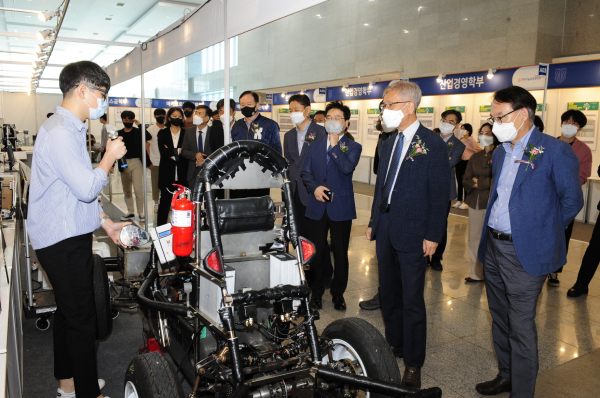 2021학년도(전년도) 졸업작품전시회로 이성기 총장이 재학생으로부터 졸업작품에 대한 설명을 듣고 있다.