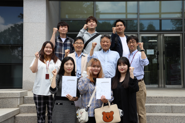 가운데 줄 오른쪽에서 두 번째 경제통계학부 정용훈 교수