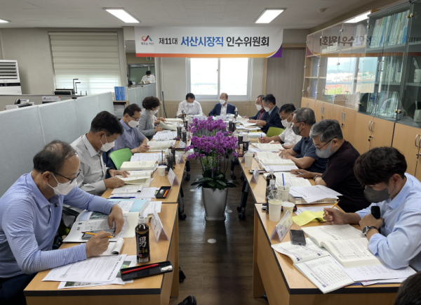 지난 21일, 이완섭 서산시장 당선인(좌)와 조규선 서산시장직인수위원장(우)이 부서별 공약사항 실천계획 보고회 모습