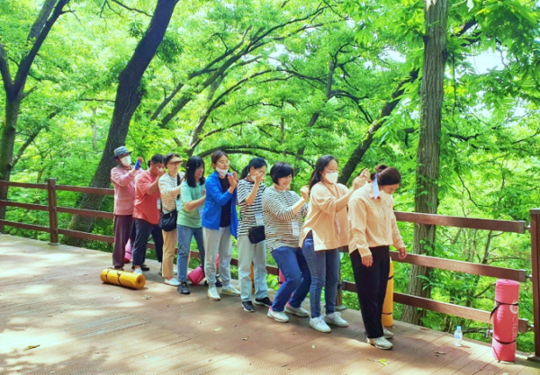 대전 중구에 있는 치유의숲에서 5개 자치구 통합사례관리사를 대상으로 심리 소진 예방을 위한 워크숍을 진행했다.