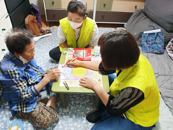 성연면 지역사회보장협의체 회원들이 독거 노인 가구를 방문해 말벗 및 인지 활동을 지원하는 모습