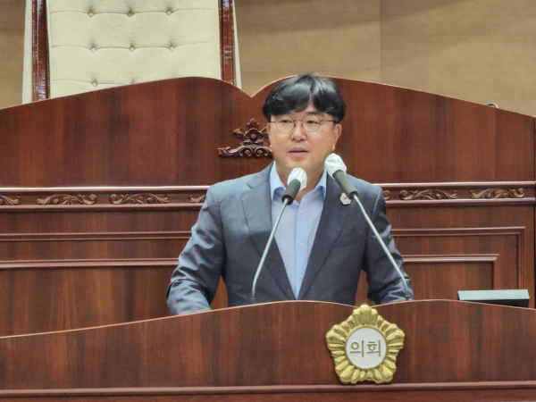 폐원인사를 하는 황천순 의장