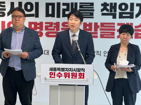 23일 인수위 브리핑룸에서 열린 브리핑에서 류제화(가운데) 대변인이 보건복지교    육분야 공약 검토사항을 설명하고 있다. 옆으로는 안정호(사진 왼쪽), 서미애(사진 오른쪽)인수위원.