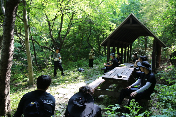 최학선(국립산림치유원) 산림치유지도사가 24일 울릉도 내수일출 전망대 숲길에서 독도·울릉경비대 대원을 대상으로 산림치유 프로그램을 제공하고 있다.