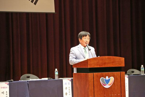 하계효문화포럼 개최-축사를 하고 있는 박헌오 이사장