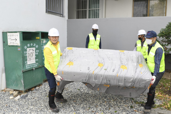 박용갑 중구청장은 지난 24일 산성동 일원에서 대형폐기물 수거를 마지막으로 12년간 중구청장의 임무를 마무리했다.