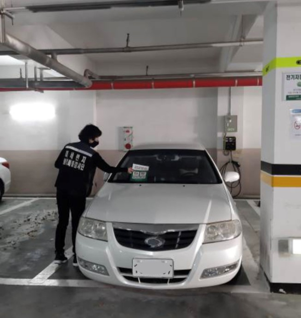 전기차 충전구역에 주차한 일반차량 대상으로 과태료를 계도하는 장면