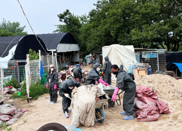지난 25일 대전 거주 외국인주민 20명과 함께 유기견 보호소에서 봉사활동 진행