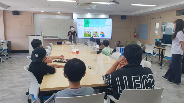 지난 25일 한밭대학교 시각․영상디자인과 홍미희 교수가 캠프에 참여한 초등학생들에게 유튜브 제작 과정을 강의하고 있다.