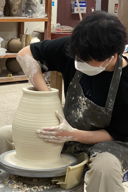 도자디자인학과 실습실에서 학생들이 도자기를 빚고 있다.