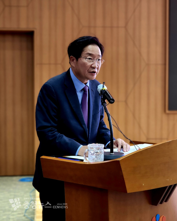 김영석 힘쎈 충남 준비위원장이 30일 도민보고회를 하고 있다/ 이성엽 기자