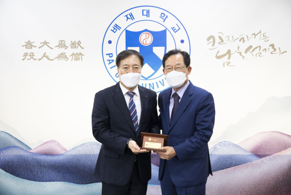 김선재 배재대총장이 안기호 전임 이사장에게 감사패를 전달했다