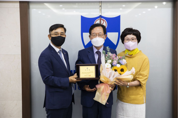 강사돈신임이사장(사진 왼쪽)이 안기호 전임 이사장(사진 가운데)에게 감사패를 전달했다
