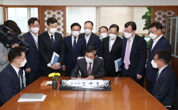 김태흠 충남지사가 첫 결제로 베이 밸리 메가시티에 서명하고 있다./충남도 제공