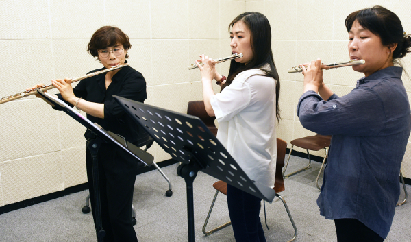 평생교육원에서 개설한 ‘우아한 플루트 과정’ 수강생들이 윤인성 지도강사(사진 왼쪽)와 함께 플루트 악기 연습에 몰두하고 있다.
