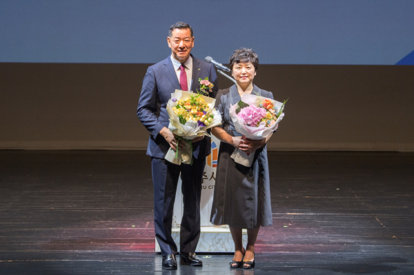 최원철 공주시장 취임식 모습 (부인과 기념사진)