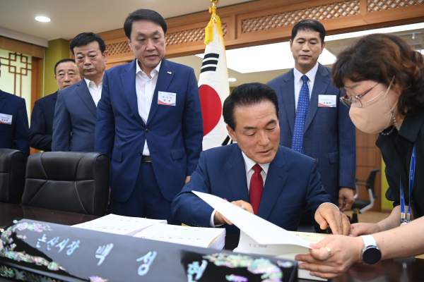 백성현 논산시장이 집무실에서 1호 결재를 하고 있는 모습