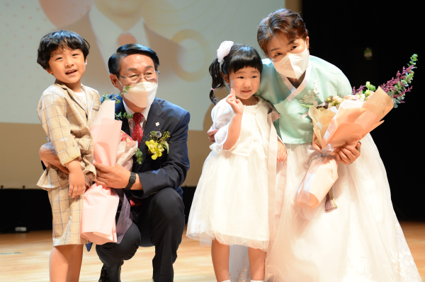 이용록 홍성군수가 취임식에서 기념촬영을 하고 있다/홍성군 제공