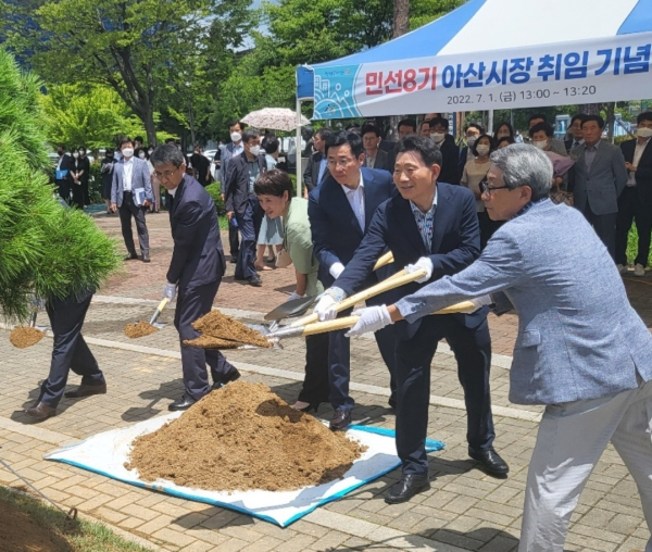 기념식수 행사를 하는 박경귀 시장과 관계자들/박동혁 기자