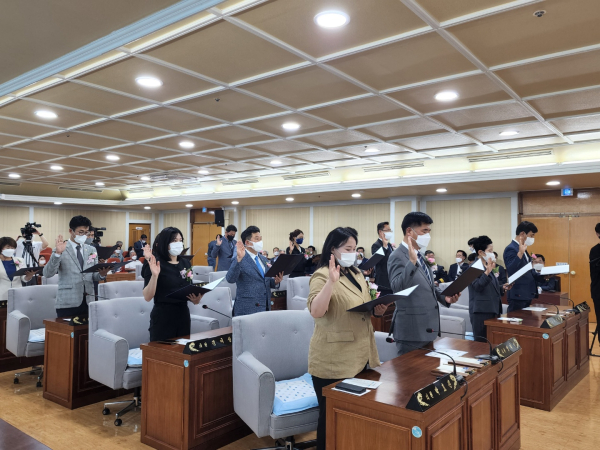 의원선서를 하는 제9대 아산시의회 의원들/박동혁 기자