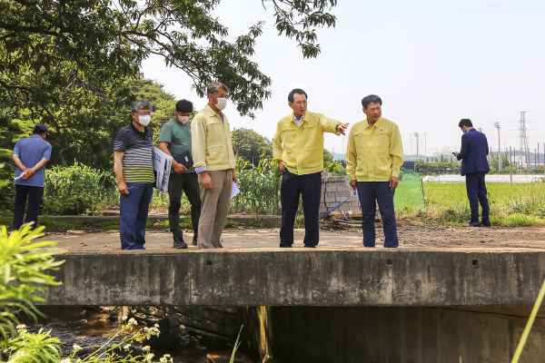 이완섭 서산시장이 3일 성연천 제방 유실지역을 방문해 현장을 살피는 모습