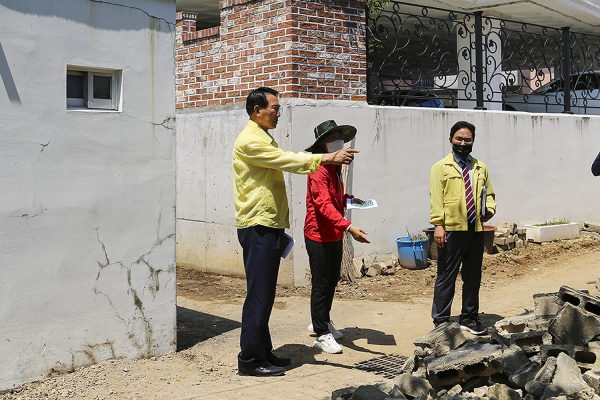 이완섭 서산시장이 3일 양유정 침수현장을 방문해 현장을 살피는 모습