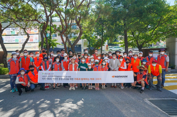 ‘벽화 그리기’ 봉사활동 진행 단체사진