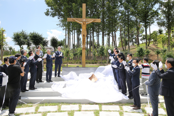 4일 오전 목원대 채플(대학교회) 옆에서 열린 선교조각공원 ‘축복의 동산’ 제막식에서 참석자들이 제막 이후 박수를 치고 있다.