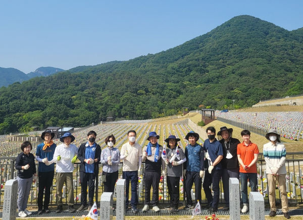 제67회 현충일 계기 묘소앞 태극기 꽂기 봉사활동 참여