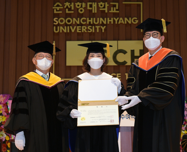 나경원 전 원내대표에게 명예 사회복지학박사 학위를 수여 후 기념 촬영을 하고 있다.(사진 우측부터 김승우 순천향대 총장, 나경원 전 원내대표, 박두순 순천향대 대학원장)