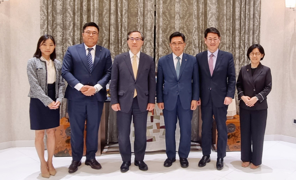 간담회 사진 * 한국농수산식품유통공사 김춘진 사장(우측 3번째), 문승현 주태국 대사(좌측 3번째)
