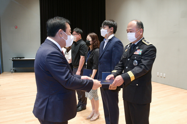 최민호 세종시장이 5일 청사 여민실에서 열린 '직원소통의 날' 행사에서 모범공무원에게 시상하고 있다.