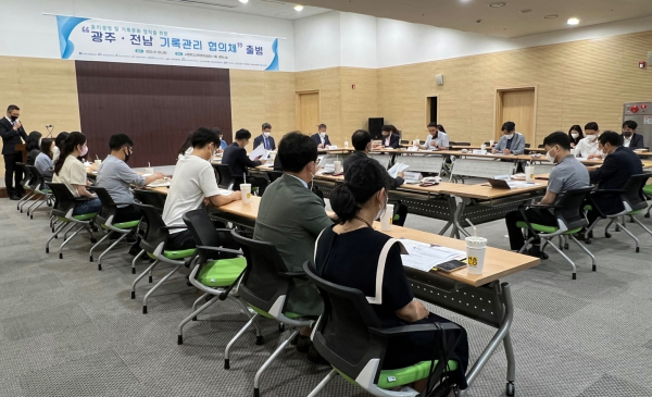 5일 농어촌공사를 비롯한 14개 공공기관이 참여해 출범한 기록관리 협의체는 기관간 상호협력을 통해 책임있는 행정구현과 기록문화 발전방향을 모색하기로 했다