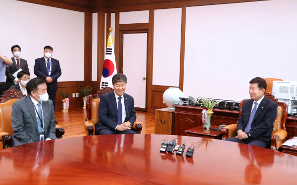 대통령실 김대기 비서실장과 이진복 정무수석은 5일 국회 의장집무실에서 김진표 국회의장을 예방했다.