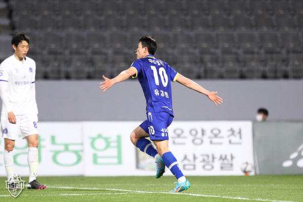 충남아산FC 선수들 경기 모습