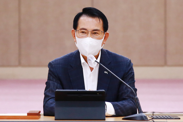 이완섭 서산시장이 6일 시청 대회의실에서 열린 확대간부회의에서 당부사항을 전달하는 모습