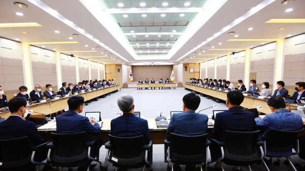 이완섭 서산시장이 6일 시청 대회의실에서 열린 확대간부회의를 주재하는 모습