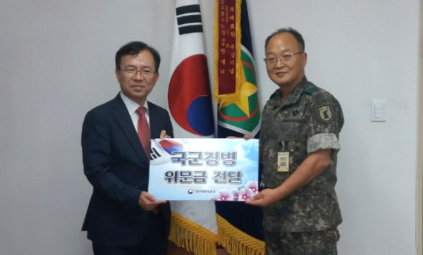 32사단 505여단 국군장병 위문금 전달 모습