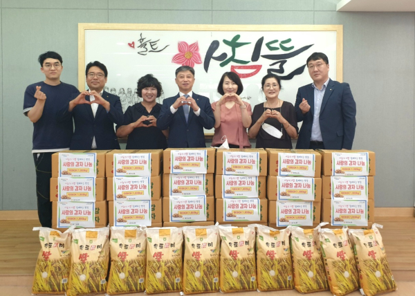 우리 쌀과 감자 100박스를 무료급식소 및 미혼모 쉼터에 전달 모습