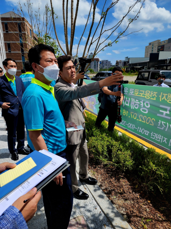 김태흠 충남도지사가 고효열 보령부시장에게 행사장 인근 미화를 지시하고 있다/이성엽 기자