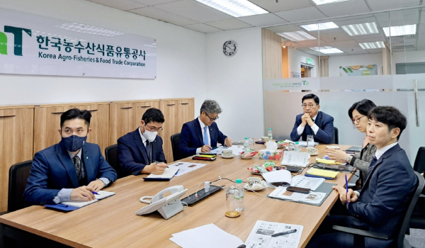 공사 쿠알라룸푸르 지사 업무보고 현장 사진 * 한국농수산식품유통공사 김춘진 사장(우측 3번째)