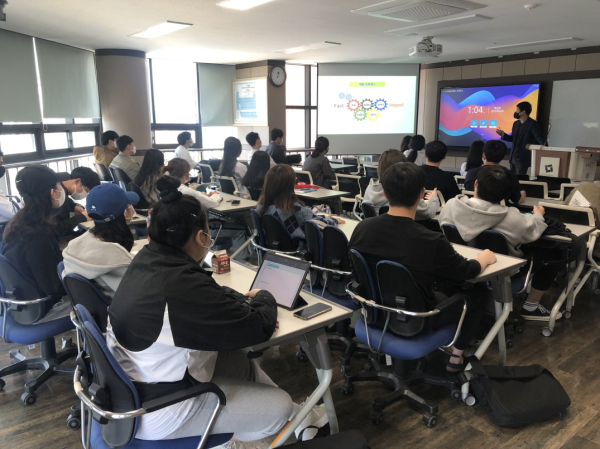 ‘2022 상반기 학과별 직무특강’에 참여한 화학생명공학과 학생들이 바이오 관련 강의를 듣고 있다.